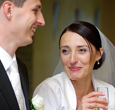 zdjęcia z przyjęcia weselnego toast młodej pary